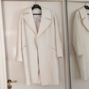  - Jättefin kappa ifrån asos i cream vit. Strlk 38! Frakt tillkommer☀️