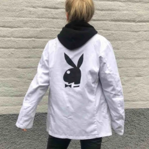  - Playboy kaninen på en snygg, vit tunn jacka Modellen har storlek S men passar de flesta!🖤