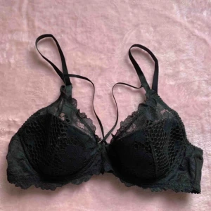  - Svart spets bh med dekorationsband framtill