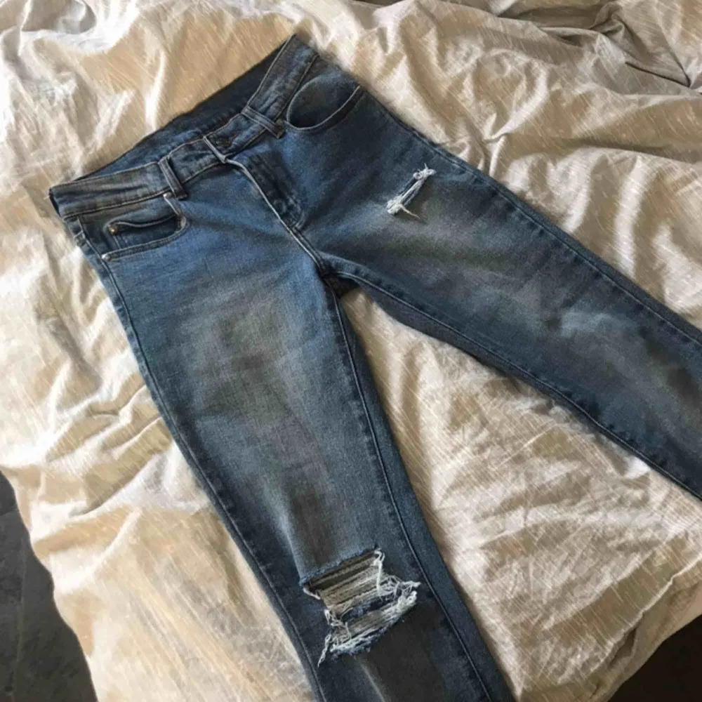 Suuuper snygga jeans som tyvärr inte kommer till användning längre. Midwaist/highwaist skulle jag säga, långa i benen men går att vika upp. Köparen står för frakt✨. Jeans & Byxor.