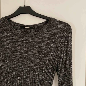 Fin klänning - Lång klänning i härligt stretchigt material.  Köparen står för ev frakt. 