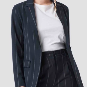  - Säljer denna Blazer från NAKD nypris 699kr. Använd 1 gång, köpt i Göteborg för 2 månader sedan. Bra till våren och sommaren.