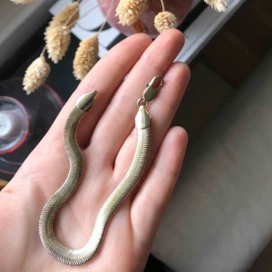  - Guldfärgat armband. Använt med i bra skick. Vid swishbetalning kan det skickar för 11kr med frimärke. 