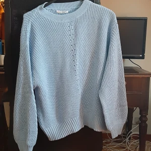 Stickad ljusblå tröja - Stickad ljusblå tröja, nyskick prislapp kvar. Strl S, 130 kr ink frakt. 