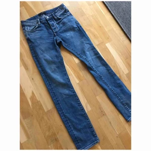  - Märke: NEOW Design: Hell Skinny   Storlek: W30 L32 Skick: Använda men skick utan defekter  Nypris: 1199:-        