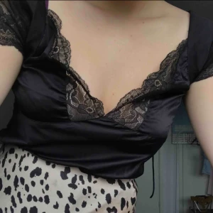  - superfin topp i lingerie-stil perfekt till fest eller dejtkväll! sparsamt använd:)