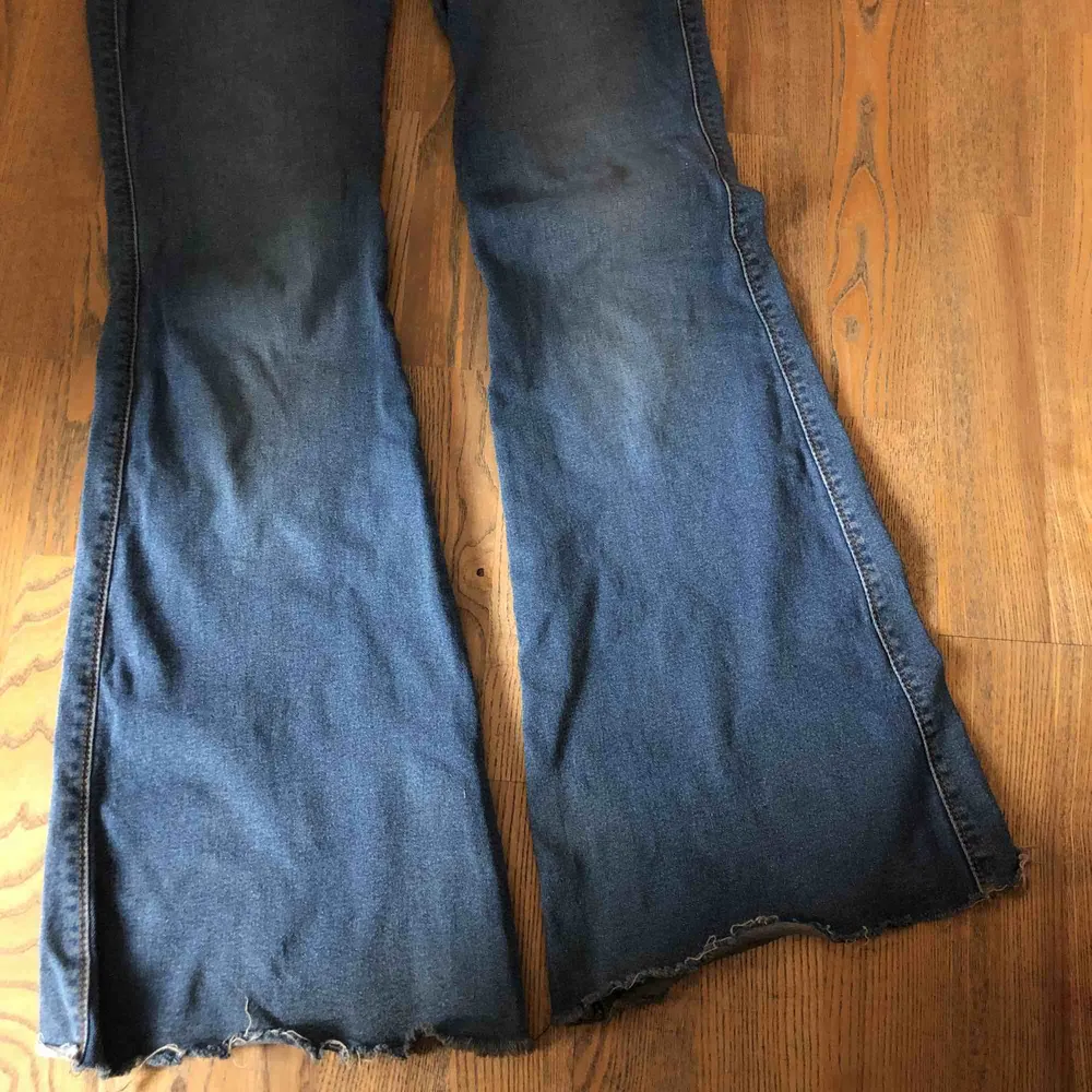 Dösnygga bootcutjeans från dr denim! Byxorna är stretchiga, sitter som en smäck och säljs då de inte använda mer💕. Jeans & Byxor.