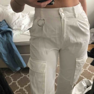 - Cargopants från bershka som aldrig kommit till använding då de är en aning för korta för mig. Inte genomskinliga och väldigt bra kvalité. Frakt tillkommer 