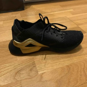  - Nästan helt oanvända puma skor med gulddetaljer. Har dämpning i hälen. Bra för aktivitet! ⛹️‍♀️