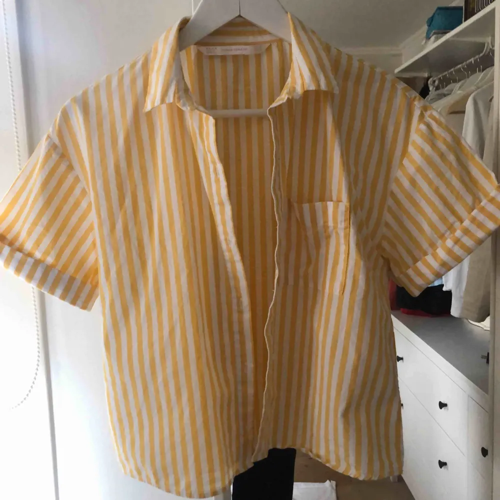 Supersnygg vit- & gulrandig skjorta från Zara! Knappt använd, så den är i nyskick. Passar XS/S! Säljer pga att den bara blir hängande tyvärr, men den är verkligen superfin✨. Skjortor.