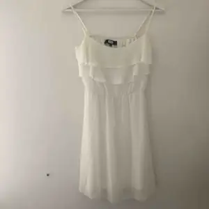 Fin vit klänning från BikBok