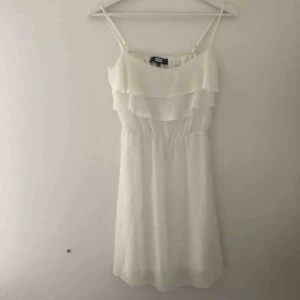 Vit klänning  - Fin vit klänning från BikBok