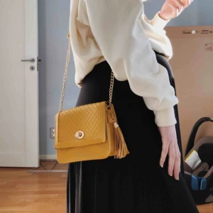  - Jätte söt axelremsväska!  Aldrig använd!  Frakt: 59 kr