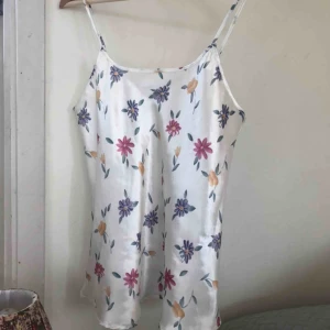  - Gulligt och trendigt nattlinne som går att styla med vardagskläder. Hyfsat bra kvalitet men den är köpt second hand så den är lite sliten. Frakten ligger på 9kr.🥰