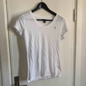  - En lätt v-ringad t-shirt från Polo Ralph Lauren! Köpt i USA för 2 år sen. Köparen står för frakt🤠