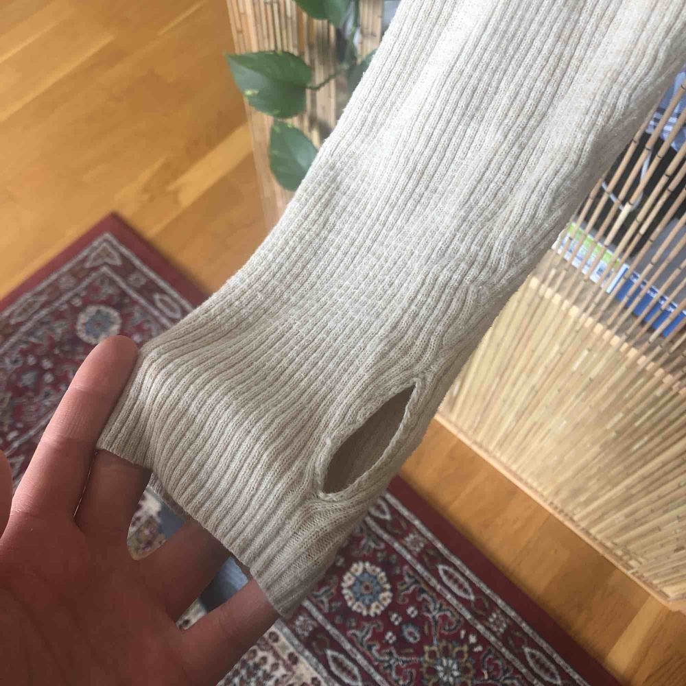 Köpare står för eventuell frakt annars kan jag mötas upp i Stockholm :) Rodebjer Michelle Soft 100% bomull Turtleneck, töjt sig något i och med bomull. Väl använd. Tvättad två ggr på kemtvätt. UNDERBART skön och stilren tröja. Toppar.
