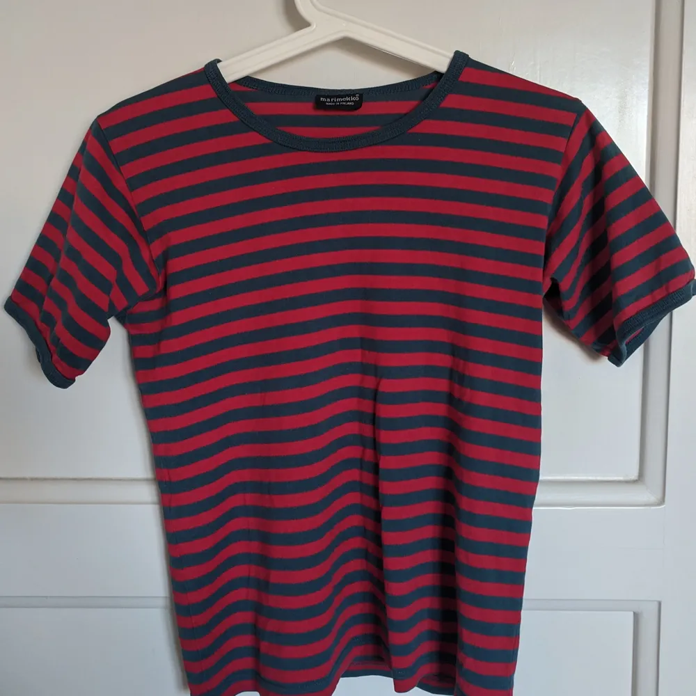 Röd och blå randig tshirt från Marimekko. För liten för mig som har M, passar nog bäst på en XS. Väldigt fint skick!. T-shirts.