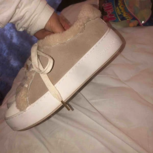  - super fina ulliga skor från Michael kors skor som är i super fint skick då dom knappt är använda🥰🥰