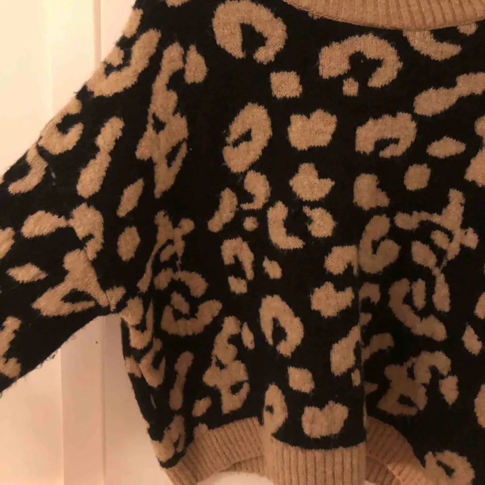 snygg leopard tröja från strandivarius. Använd ca 2 gånger. Skit nsygg men säljer den pga att jag jag många tröjor :(. Tröjor & Koftor.