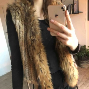  - Nästan helt oanvänd pälsväst!! Hur mjuk och mysig som helst❤️ säljer pga garderobsrensning🥰