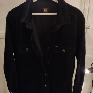 Lee manchesterjacka L - Denna jättefina manchesterjackan från Lee söker ny ägare🧡 Drömjackan nu till våren. Helt oanvänd dessutom, bara testad. Nypris 899kr. Pris går att diskutera vid snabb affär. Frakt tillkommer:) Vill du ha fler bilder så löser vi det:)🌻