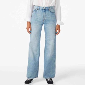  - säljer dessa snygga ljusblå jeans från monki i yokomodellen💙 de passar mig som är 166cm & ofta strlk S/M om jag har skärp till :-)