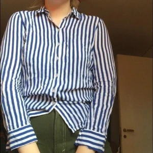 Randig skjorta  - Säljer denna klassiska blårandiga skjortan! Storlek 36 men passar även på mig som är 38/40 🥰