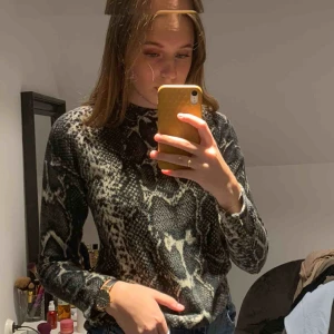  - Skön tröja ifrån GinaTricot i storlek XS. Snakemönstrad och superskön. Köparen står för frakten om det skulle behövas💙💋