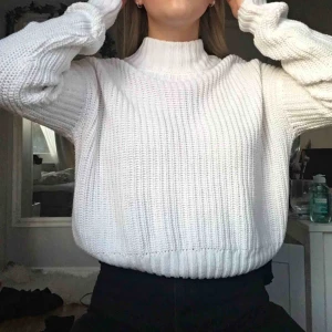  - Den här underbara stickade tröjan erbjuder både en fräsch vårfeeling och en gosig vinterkänsla. Möts upp i Umeå, annars tillkommer frakt.