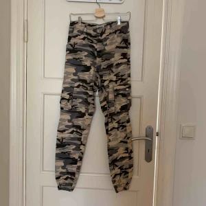  - Säljer dessa par byxor pga används ej. Köpta för 499 och säljer för 150 + frakt