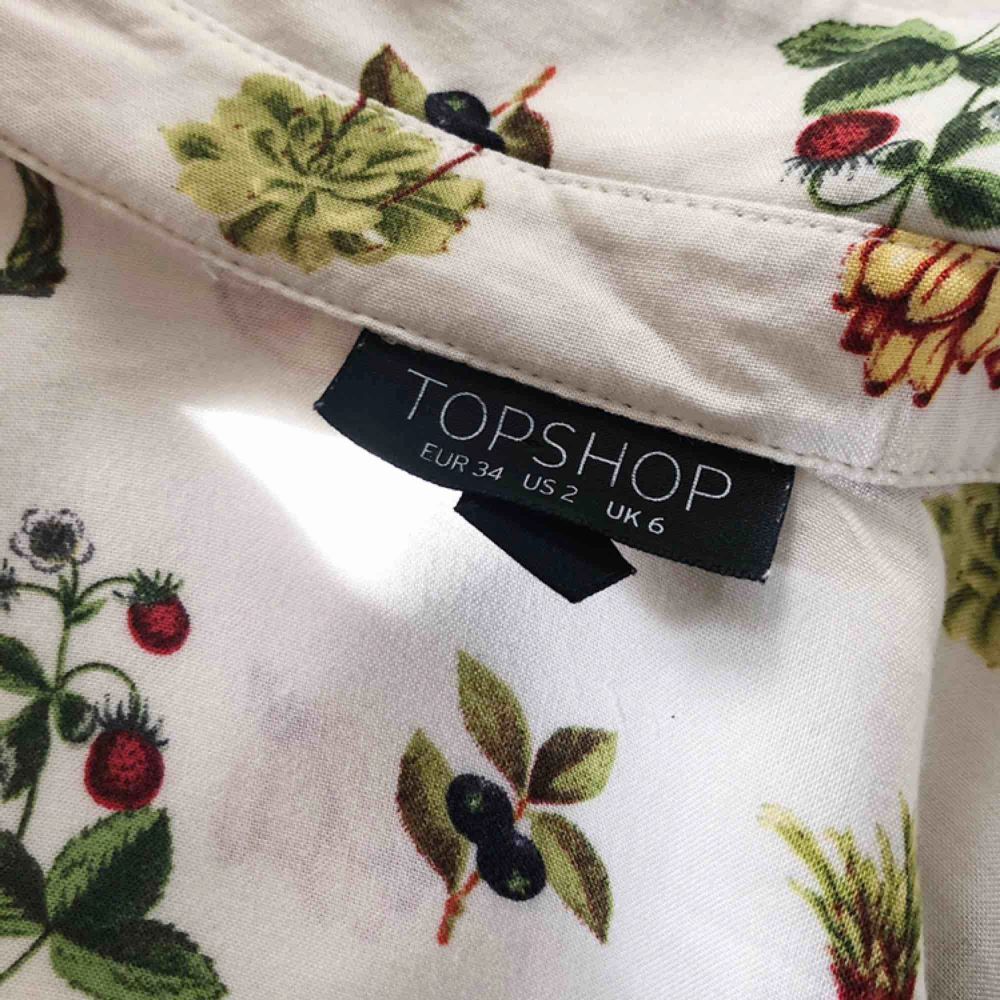 Mjuk skjorta från Topshop med diverse frukter och växter på. Frakt ingår!! 🌸. Skjortor.