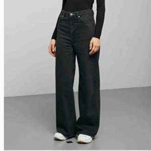  - Vida jeans från weekday, använd ett fåtal gånger så är i super bra skick! 