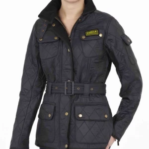  - INTRESSEKOLL  Funderar på att sälja denna jackan, vill veta om någon är intresserad av den. Köptes för 2000kr säljs isåfall för 1000kr Jag kan stå för frakten!