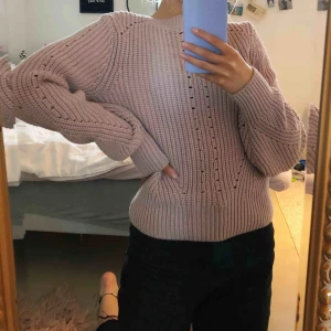  - Stickad tröja i rosa färg, nyskick, endast använd en gång! Som ny! Bra kvalitét. 