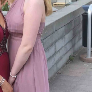  - Säljer min superfina balklänning från nelly. Använd en gång förra året och är i bra skick. Frakt ingår❤️