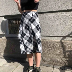  - Rutig svartvit kjol. Fint skick. Kund står för frakt.