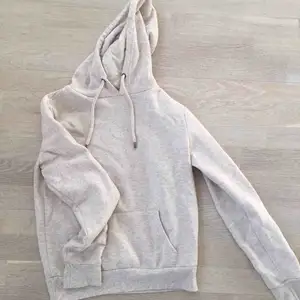 Snygg beige hoodie, säljes för att den ej kommer till användning. 