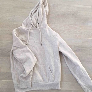  - Snygg beige hoodie, säljes för att den ej kommer till användning. 