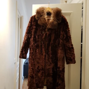Retro pälskappa i fårskinn  - Kappan är i fårskinn och något annat skinn på kragen. Storleken är ca 38-40