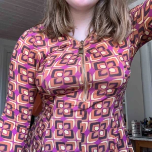  - Asfrän vintage klänning från 60/70-talet. Köpt på en second hand i Lissabon men aldrig använd av mig tyvärr. Storlek uk 8. Strechig och med justerbar dragkedja. Fri frakt, haj haj!