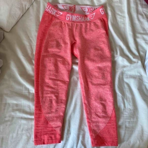  - Säljer mina seamless gymshark tights (trekvarts). Det är i väldigt bra skick, bara lite noppriga där bak på resåren. Det är mer rosa i verkligheten än på bilden då de ser mer orangea ut. (Köparen står för frakten om ni vill ha de skickade) 