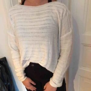  - Fin stickad tröja, storlek M, aldrig använd