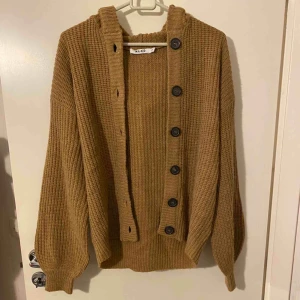  - Stickad kofta med luva från NAKD som endast är använd en gång, därav mycket bra skick!