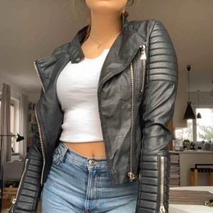 Skinnjacka Chiquelle - Chiquelles populära moto jacket. Storlek S men passar XS. Denna är köpt för länge sedan och därför står det ”voyelles” på lappen i ryggen vilket var ett märke chiquelle sålde förut, men det är exakt samma jacka som de säljer nu. Köpt för 699 kr. 