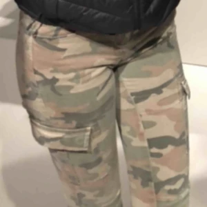  - Ett par super fina jeans, fickor på sidorna jeansen sitter jätte fint på, storlek 34 passar en 36 också, använder tyvärr de inte mer, de är i jätte fint skick, möts upp i Göteborg eller står köparen för frakt 