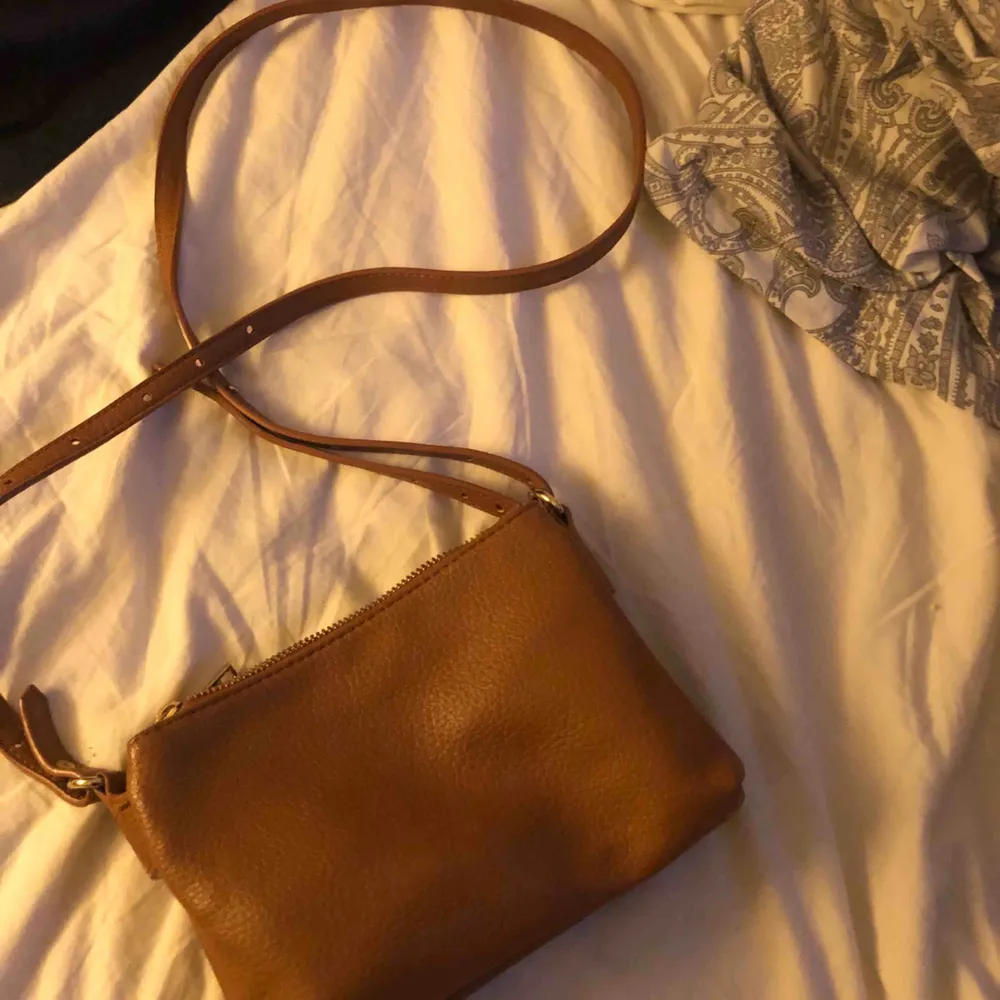 Brun enkel och snygg väska från Lindex. Säljer pga att den inte kommit till användning och är därför i bra skick. Köparen står för frakt<3. Väskor.