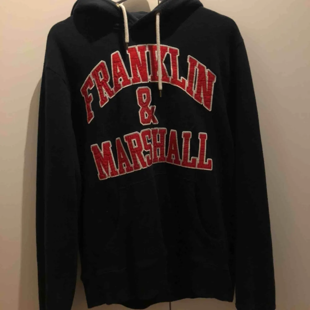 Riksfet Franklin & Marshall hoodie Köpt på Kungsbacka outlet för 2 somrar sedan Köpte den för runt tusenlappen Har en tendens att köpa fel storlekar så därav att jag säljer denna. Annars fet!. Hoodies.