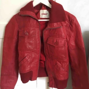  - Röd skinnjacka. I mycket fint skick. Storlek Small.  • Köparen står för frakt
