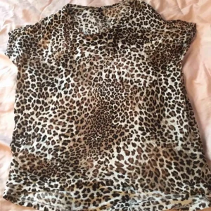  - En topp och ett linne. Båda i storlek XS, men passar small. •Köparen står för frakt!  150 kr styck. Båda för 200 kr. 