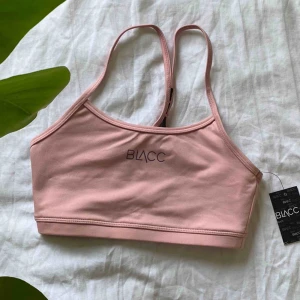  - BLACC sport-bra   Aldrig använd. Säljes på grund av för liten storlek 